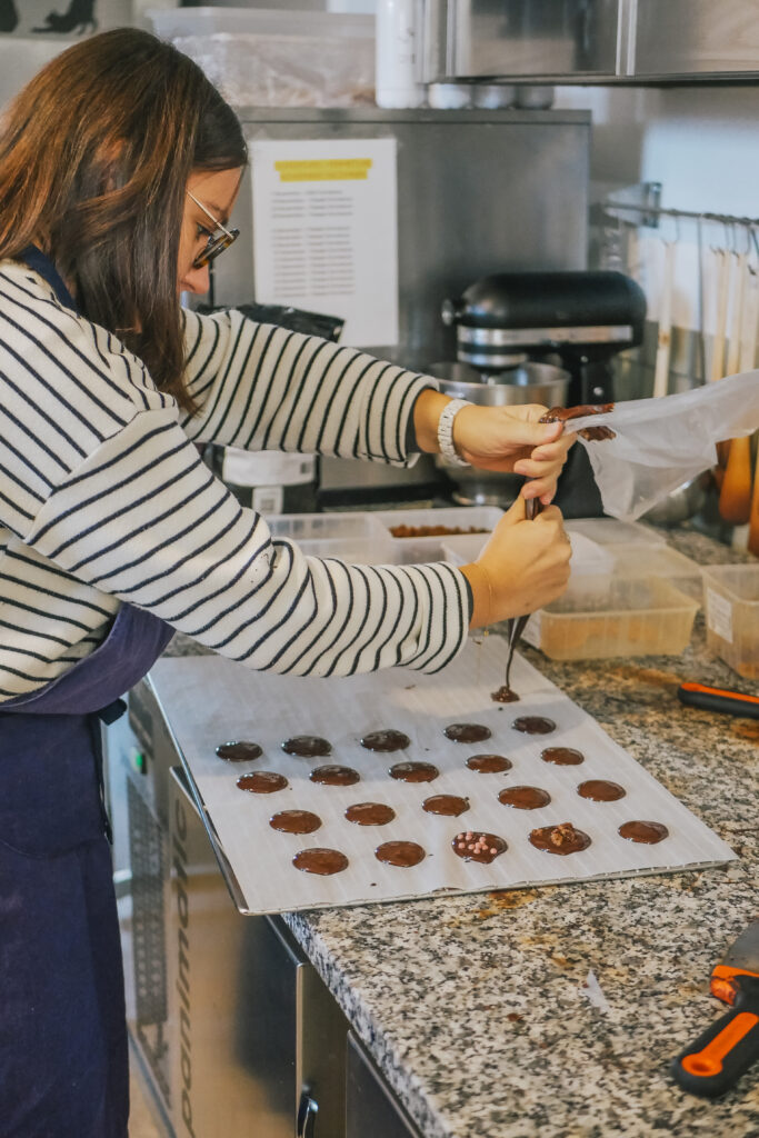 Atelier chocolat a la boutique du quai Romuald Sadoine cla bougeotte francaise