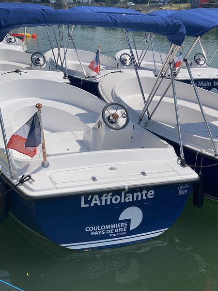 Escapade en bateau sans permis sur le Grand Morin
