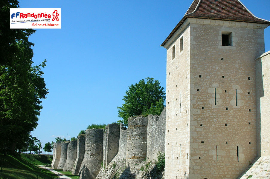 Aux portes de Provins
